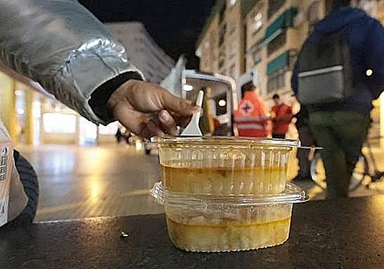 Reparto de comida a personas sin hogar por parte de Cruz Roja.