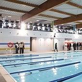 Vecinos recorren por primera vez las instalaciones de la nueva piscina cubierta de Cártama.