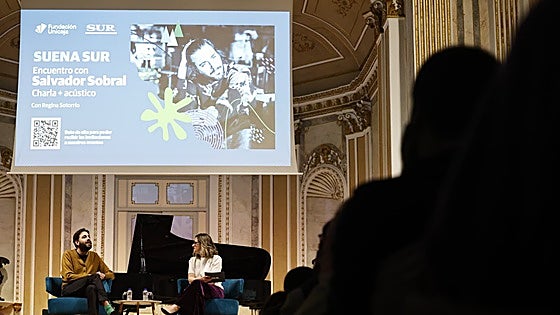 Salvador Sobral y Regina Sotorrío, durante la charla de Suena SUR, en la Sala Fundación Unicaja María Cristina.