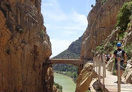 Visitantes recorren uno de los tramos más emblemáticos del Caminito del Rey.