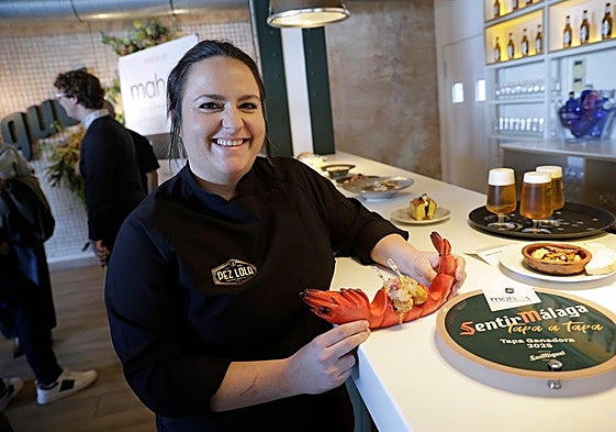 La representante de Pez Lola muestra la tapa ganadora, 'Croque Gamba Style'.
