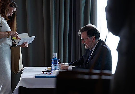 Rajoy firmando ejemplares de su último libro.