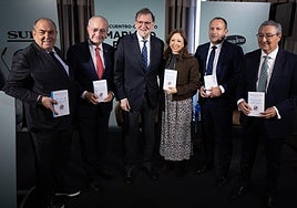 Beltrán, De la Torre, Rajoy, Navarro, Castillo y Salado, de izquierda a derecha, con el libro.
