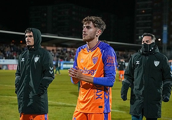 Adrián Niño, con sus compañeros agradeciendo a los malaguistas desplazados a Talavera.