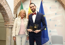 La alcaldesa de Marbella, Ángeles Muñoz, con el galardonado.