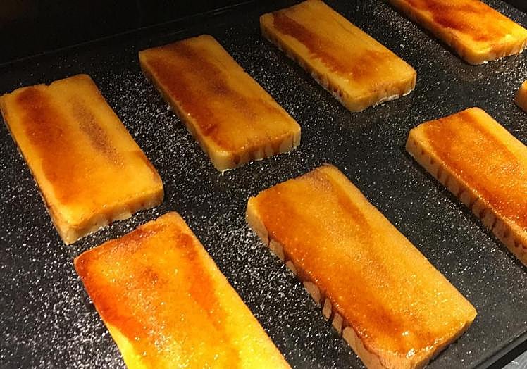 Turrón de yema recién tostado.