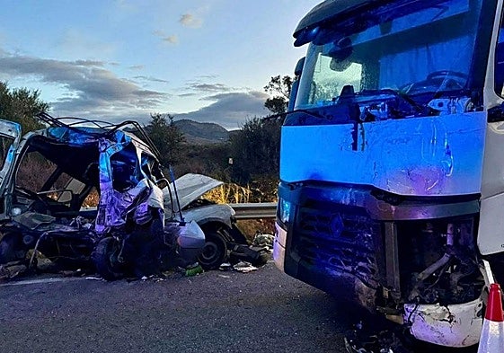 Estado del vehículo tras el accidente en Casarabonela.