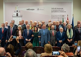 Autoridades y homenajeados, tras el acto.
