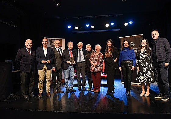 Entrega del reconocimiento a Luis Alberto de Cuenca.