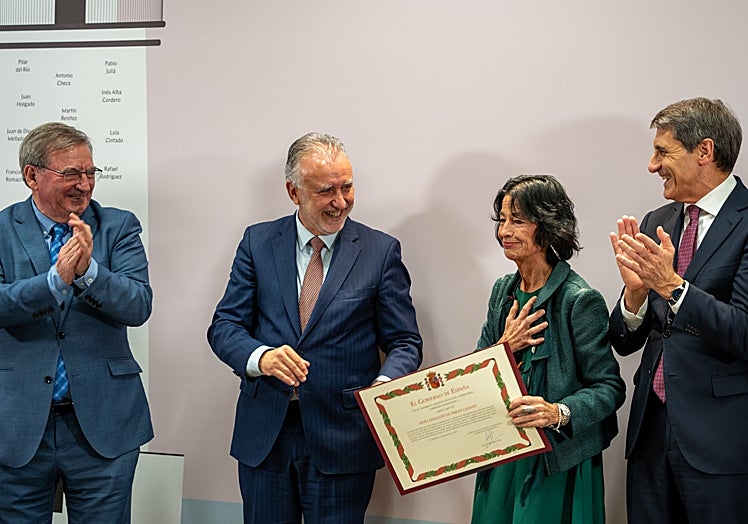 Mercedes de Pablos en el momento de recoger su galardón.