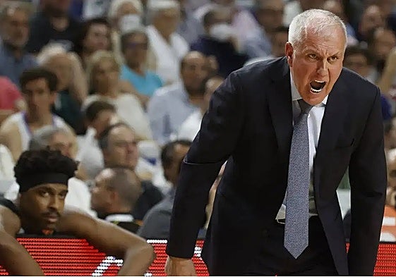 Obradovic, dirigiendo un partido.
