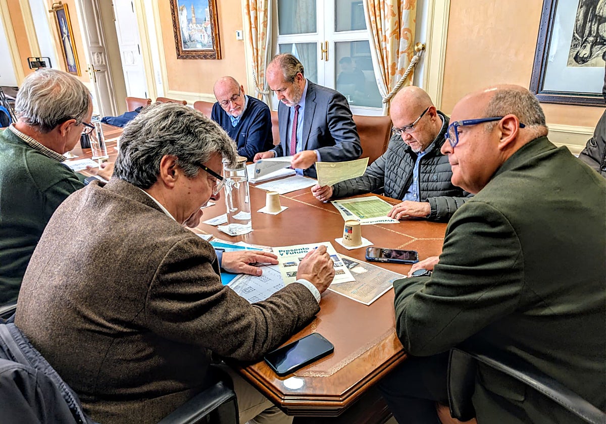 Imagen del encuentro entre los responsables de la Fundación Vimpyca y el Ayuntamiento veleño.