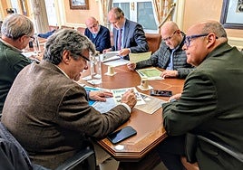 Imagen del encuentro entre los responsables de la Fundación Vimpyca y el Ayuntamiento veleño.