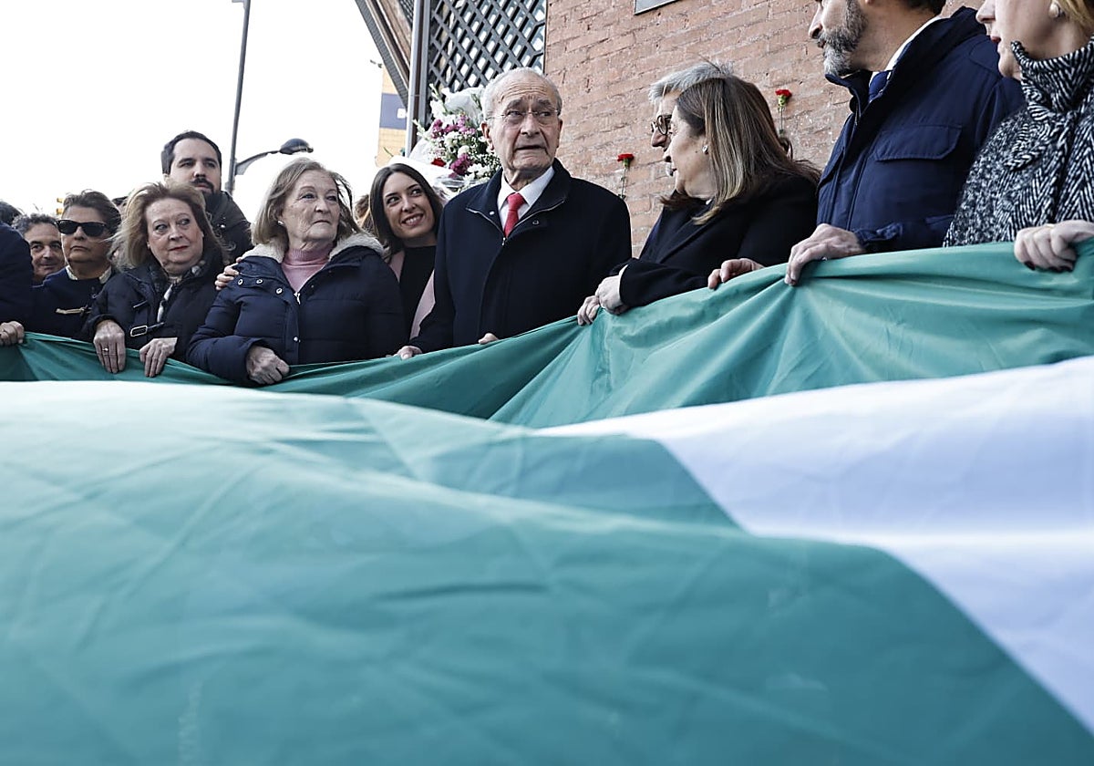 De la Torre, junto a las hermanas del joven malagueño asesinado, esta mañana.