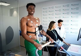 Chase Audige, pasando reconocimiento médico.