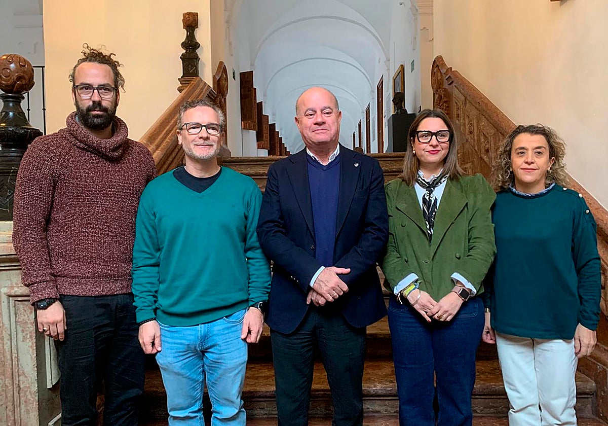 El alcalde Manuel Barón y la responsable de Carnaval, con los protagonistas en 2026