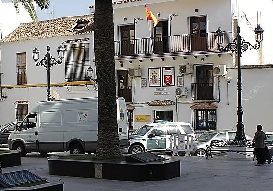 Una furgoneta del área de mantenimiento del Ayuntamiento, a las puertas del cuartel de la Guardia Civil, en pleno centro alhaurino.