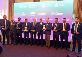 Foto de familia de los premiados con el alcalde y los responsables colegiales.