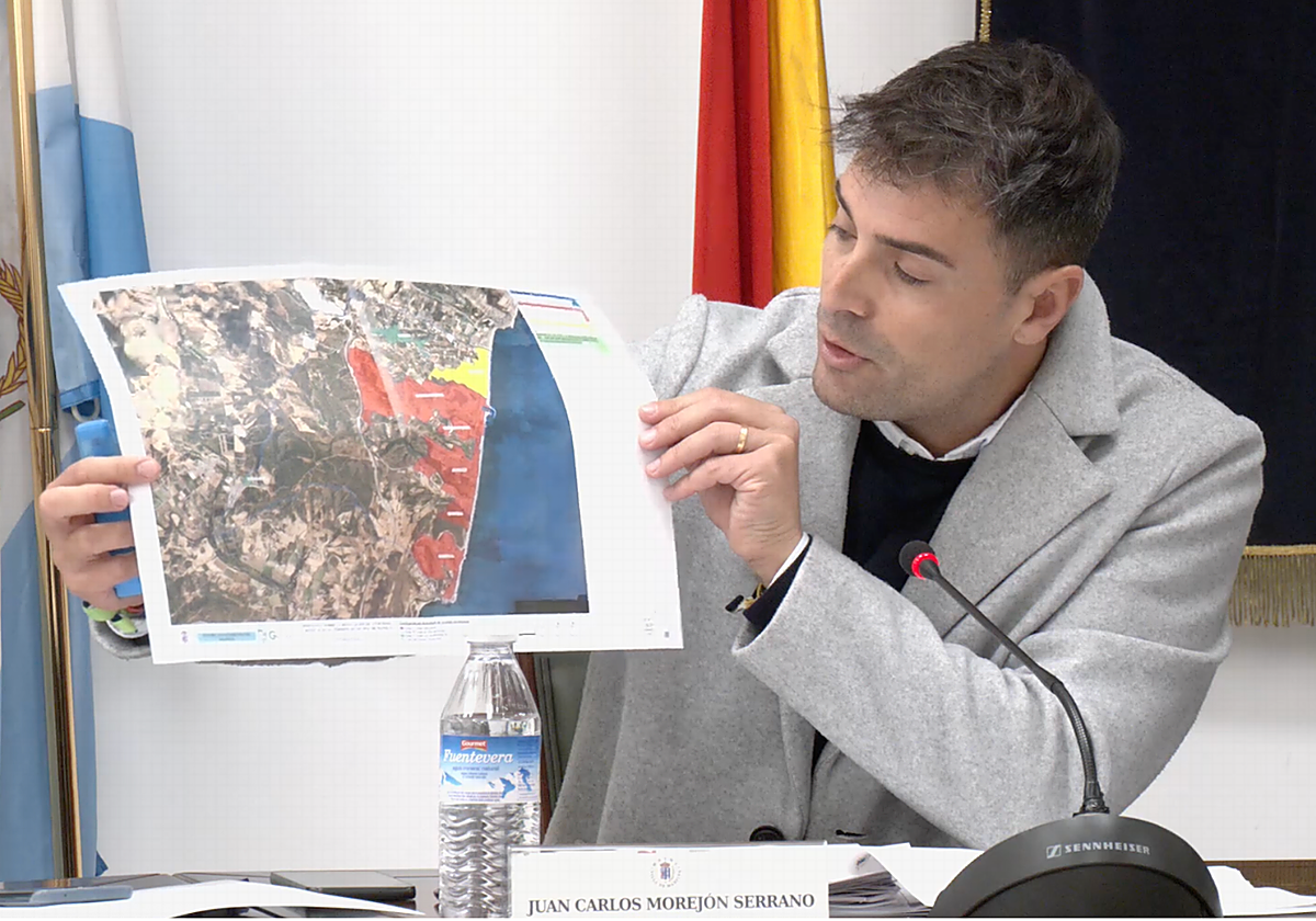 El concejal de Urbanismo, Juan Carlos Morejón, enseña en el Pleno de Manilva las zonas turísticas más tensionadas del término municipal.