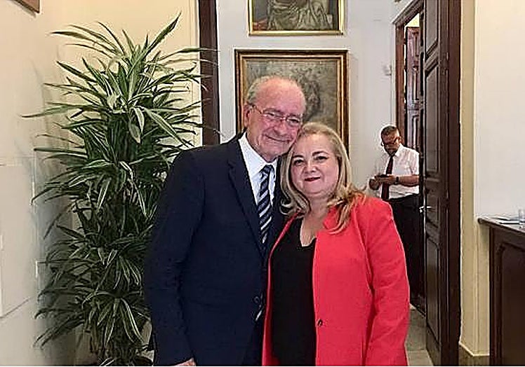 Paqui Bazalo, el día que se despedía del Ayuntamiento, en mayo de 2018, con el alcalde de Málaga.