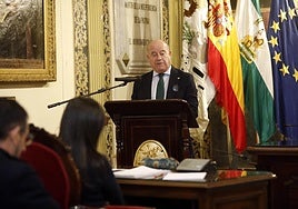 El alcalde Manuel Barón en el mismo salón de plenos donde hace 47 años, en 1978, se firmó el conocido como 'Pacto de Antequera' que dio lugar a la autonomía andaluza.