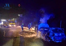 Imagen de los bomberos actuando en la zona, en la noche de este pasado miércoles.
