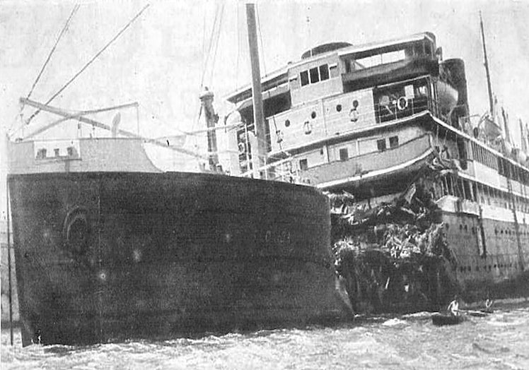 El trasatlántico Florida en el puerto de Málaga, con los daños visibles del impacto con el portaviones británico Glorius.