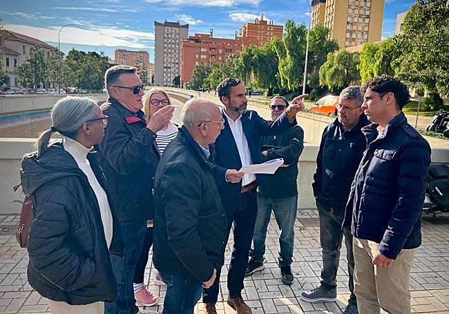 El portavoz del PSOE conversa con vecinos de la zona.