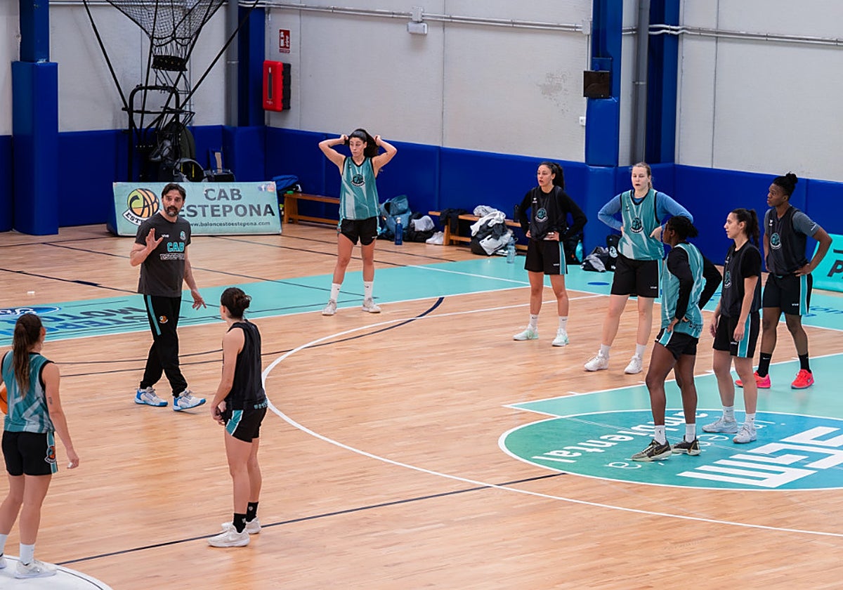 El nuevo técnico del CAB Estpona, dirigiendo ya al equipo.