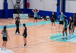 El nuevo técnico del CAB Estpona, dirigiendo ya al equipo.