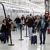 Viajeros bajan de un tren de alta velocidad camino de la estación en Málaga.