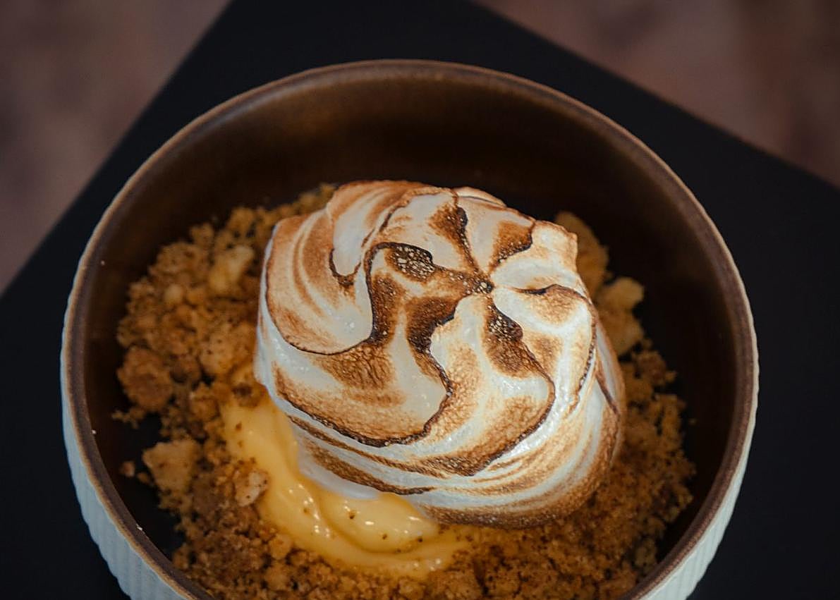 Imagen secundaria 1 - Leña: uno de los imprescindibles del restaurante marbellí es esta tarta de chocolate cremosa con avellanas tostadas. El Alimentario: en su carta de postres, el restaurante de Torre del Mar incluye desde la clásica tarta de limón hasta un arroz con leche con piña al curry y helado de coco. Areia: Soufflé Grand Marnier 'à la minute' que se termina en mesa flambeándolo con licor de naranja.
