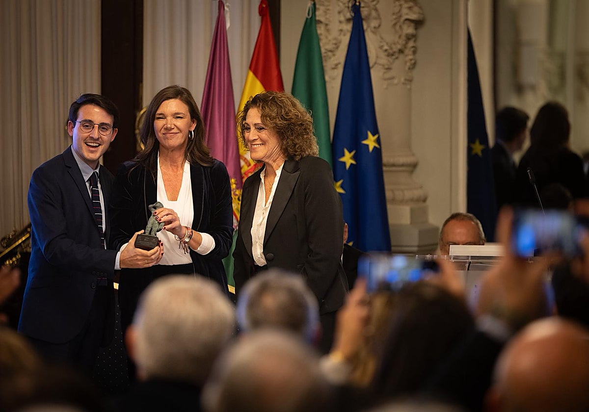 Ana Pérez-Bryan y Curro Sibaja reciben el premio de la mano de Elena Blanco.