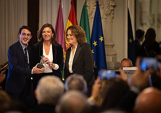 Ana Pérez-Bryan y Curro Sibaja reciben el premio de la mano de Elena Blanco.