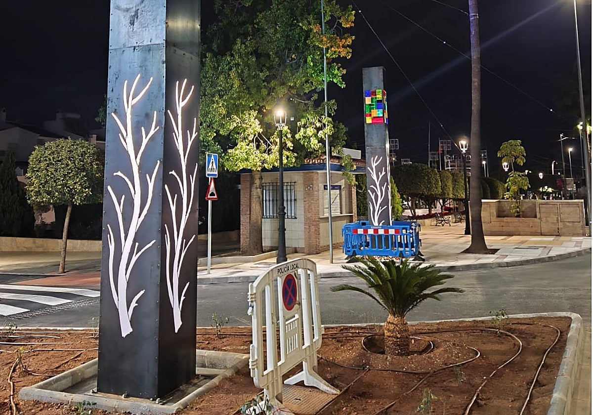 Los dos monolitos instalados en la entrada a la avenida de San Sebastián.