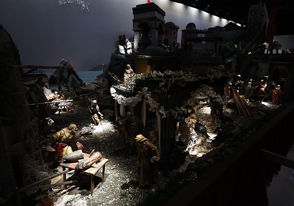 Imagen principal - 400 figuras y siete escenas bíblicas: así es el belén del Ayuntamiento de Málaga