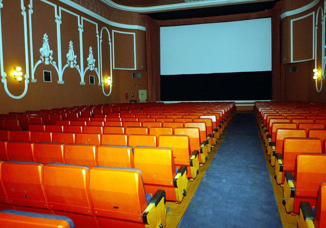 Aspecto de la sala principal del Albéniz en 2002, después de que una década antes ya fuera remodelado en cuatro salas, con sus características butacas naranja y azul.