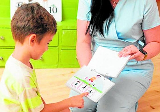 Un menor con trastorno en su desarrollo en un centro de atención temprana. SUR