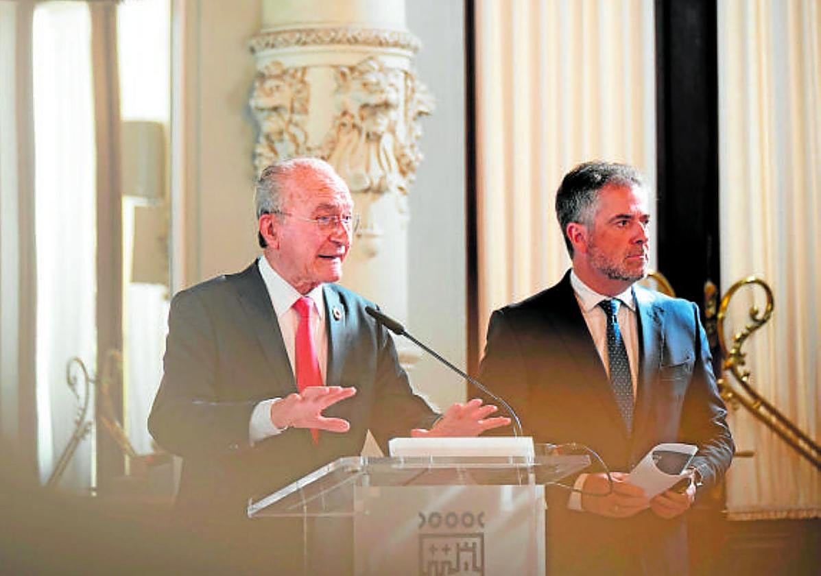 De la Torre y Carlos Conde, en la presentación de los presupuestos municipales.