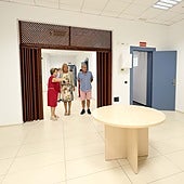 La alcaldesa de Marbella, Ángeles Muñoz, en el centro de mayores de Miraflores tras su reciente ampliación.