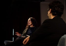 Luz Casal, durante su charla en Torremolinos con el periodista Alberto Gómez.