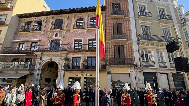 El alcalde de Málaga, durante el izado de la bandera en la plaza de la Constitución.