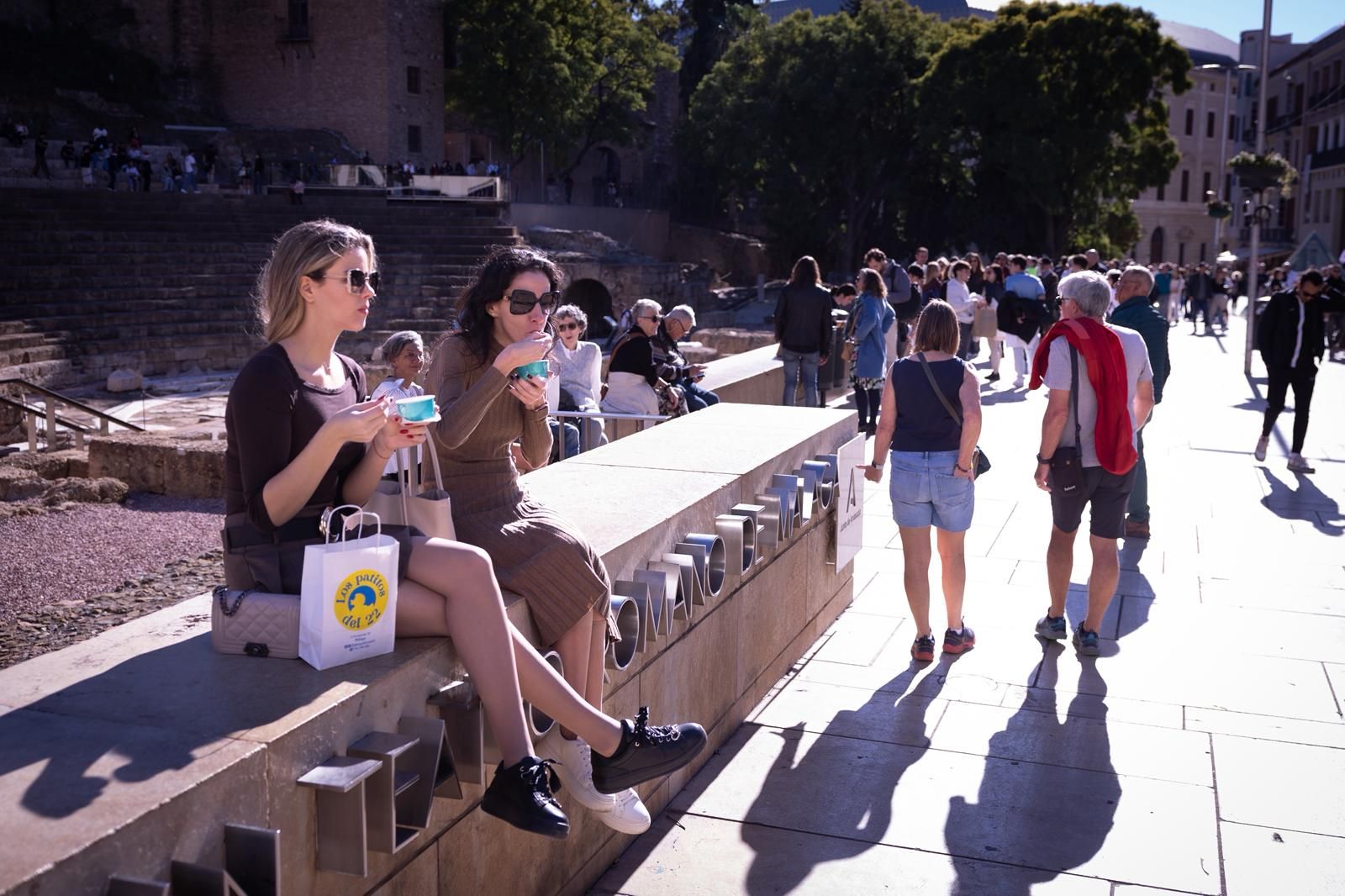 Así lucen las calles de Málaga en el primer fin de semana grande de Navidad: «Mucha gente y mucho calor»