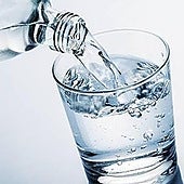 Alerta por la presencia de 'Pseudomonas aeruginosa' en botellas de agua mineral distribuidas en Andalucía