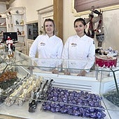 Violeta Rivas y Lucía Aguilera en el despacho de «Delicias de Antequera» en el Polígono Industrial de Antequera