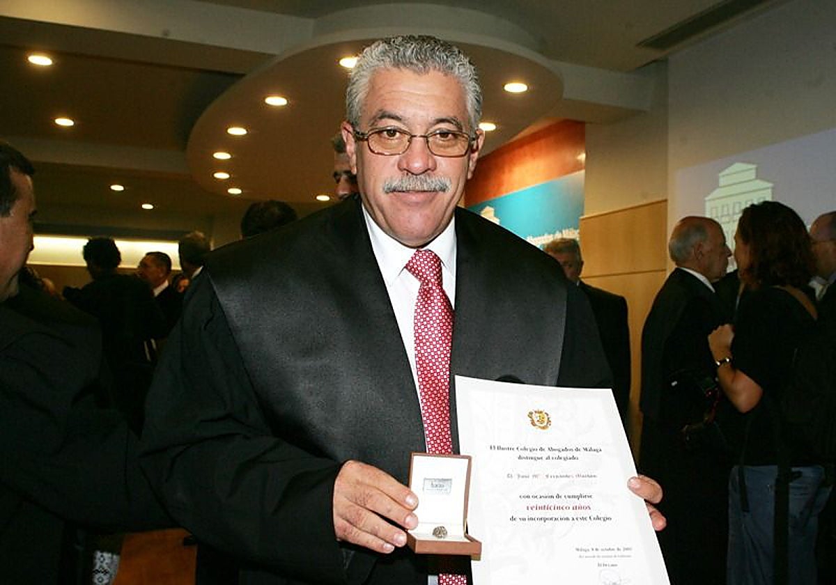 Fernández Mochón, recogiendo un galardón del Colegio de Abogados.