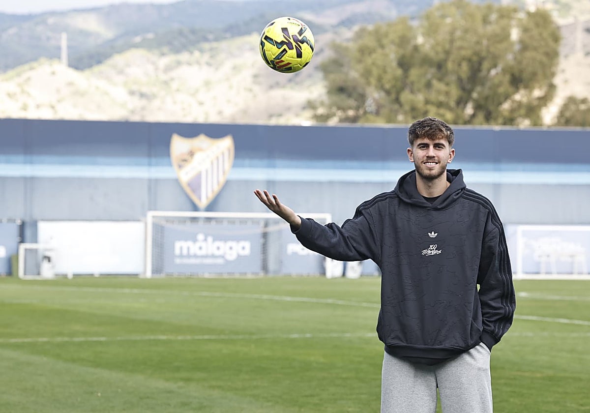 Adrián Niño, con un balón en el Anexo de La Rosaleda.