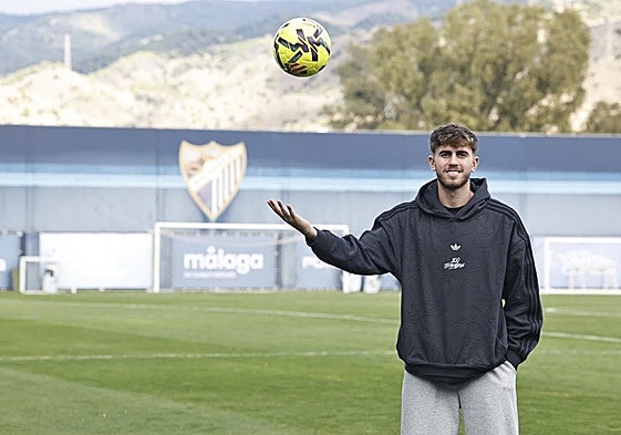 Adrián Niño, con un balón en el Anexo de La Rosaleda.