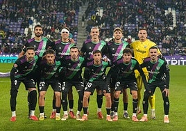 Galilea, Izan Merino, Recio, Niño, Alfonso Herrero (de pie), Víctor García, Dani Lorenzo, Puga, Larrubia, Dotor y Joaquín (agachados), los titulares en el Málaga en Valladolid, los mismos que ante el Mirandés.