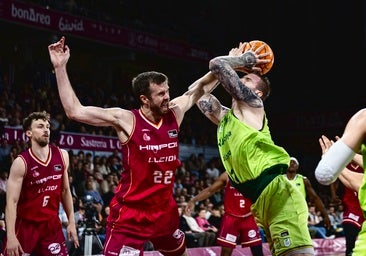 La espectacular pelea entre Shurna y Balcerowski en la zona.